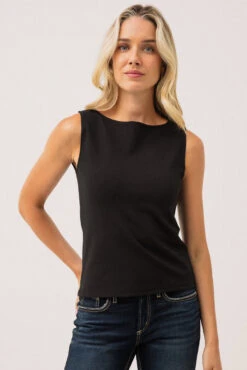 La Camisole Ajustée En Tissu Scuba