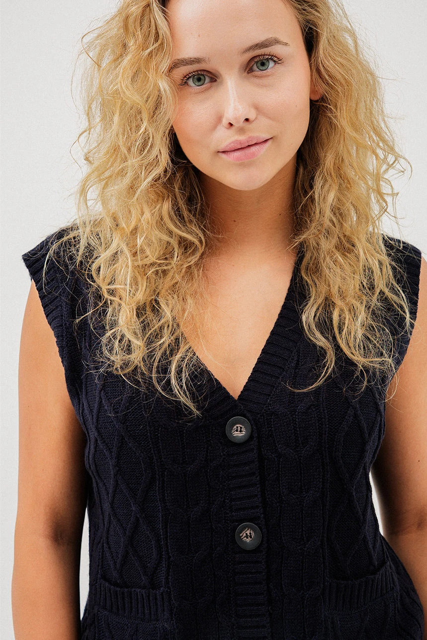 La Veste Sans Manches En Tricot 5 La Veste Sans Manches En Tricot – Image 5