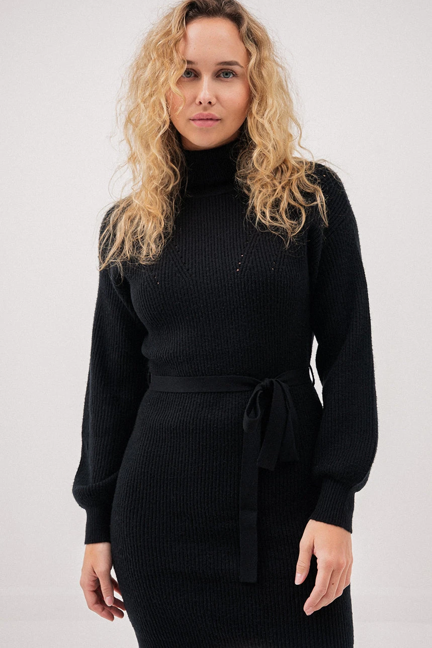 La Robe En Tricot Noir Ajustée 2 La Robe En Tricot Noir Ajustée – Image 2