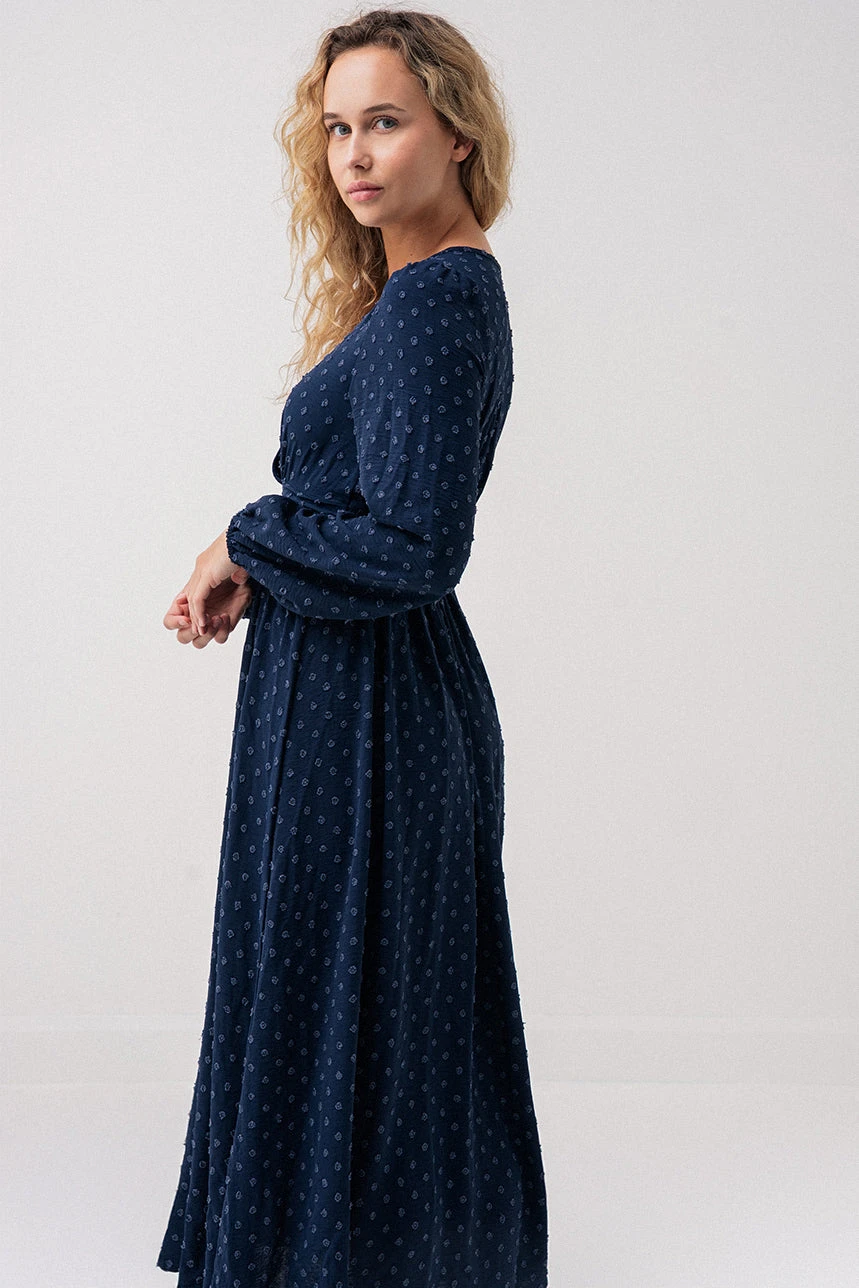 La Robe Maxi Marine En Tissu “Dotted Swiss” 3 La Robe Maxi Marine En Tissu “Dotted Swiss” – Image 3