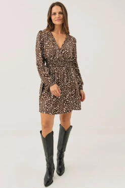 La Robe Fleurie Brune Et Blanche