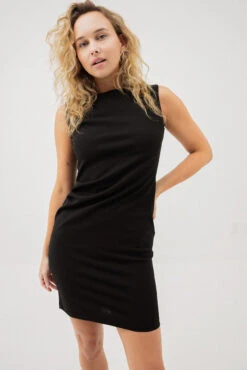 La Robe Avec Fronces à L'épaule Et à La Taille