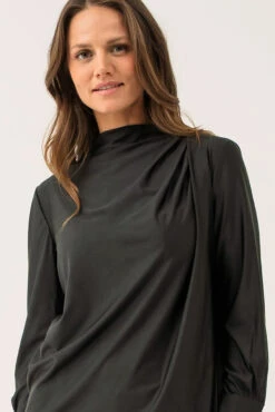 La Robe Drapée à Manches Longues