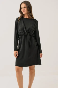 La Robe Noire Avec NĆud Ă La Taille