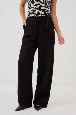 Le Pantalon Chic Noir Avec Boucle à La Ceinture