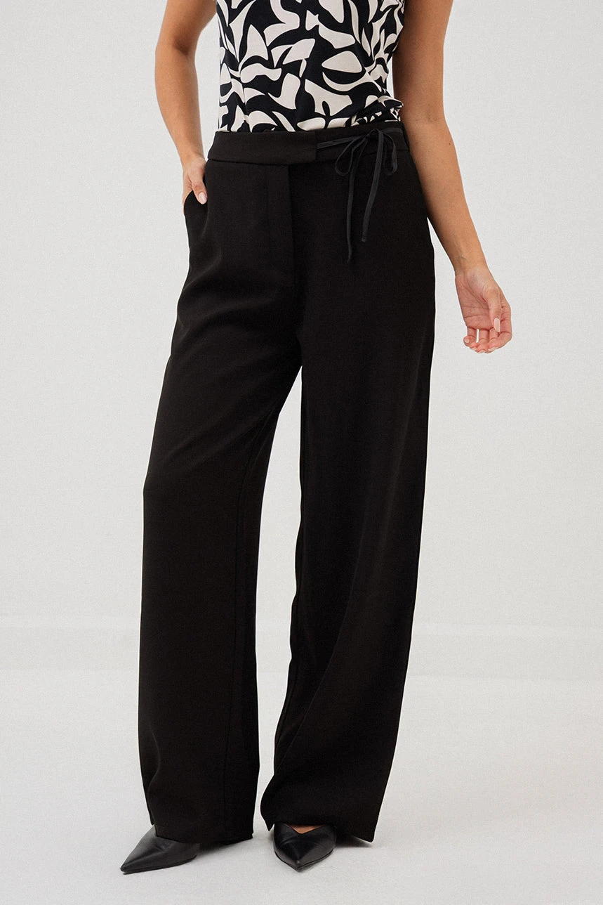 Le Pantalon Chic Noir Avec Boucle à La Ceinture 1 Le Pantalon Chic Noir Avec Boucle à La Ceinture