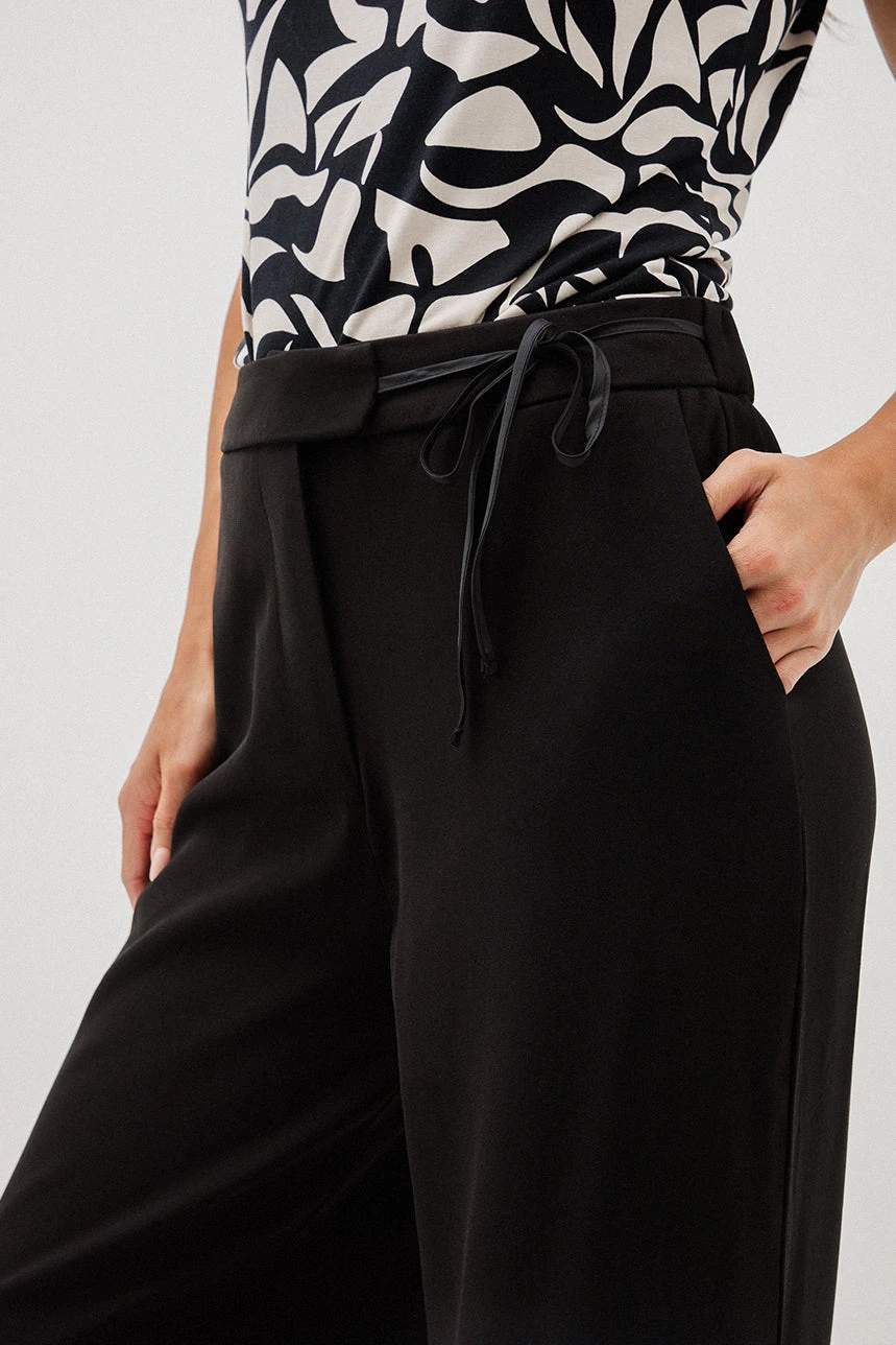 Le Pantalon Chic Noir Avec Boucle à La Ceinture 2 Le Pantalon Chic Noir Avec Boucle à La Ceinture – Image 2