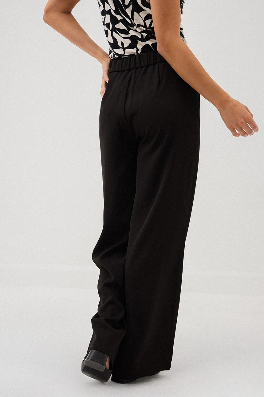 Le Pantalon Chic Noir Avec Boucle à La Ceinture 3 Le Pantalon Chic Noir Avec Boucle à La Ceinture – Image 3