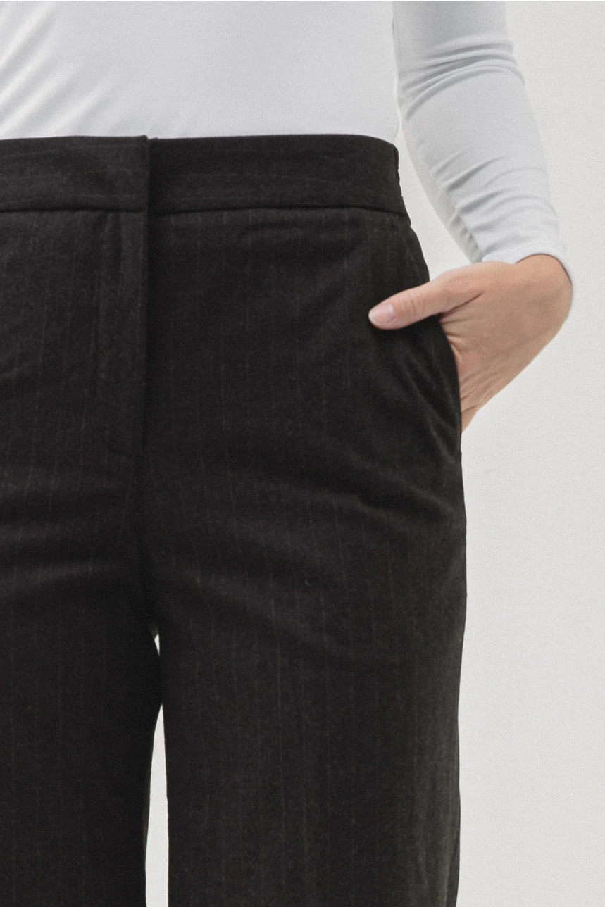 Le Pantalon Droit Jambe Large Noir Ligné 2 Le Pantalon Droit Jambe Large Noir Ligné – Image 2