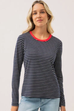 Le T-shirt à Manches Longues Rayé Marine Et Blanc Avec Col Côtelé Rouge