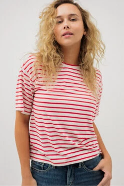 Le T-shirt à Manches Courtes Rayé Légèrement “Boxy” -Mode Femme Homme product 015A13510 199 2