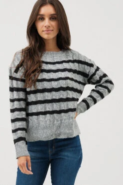 Le Chandail En Tricot Rayé Gris Et Noir