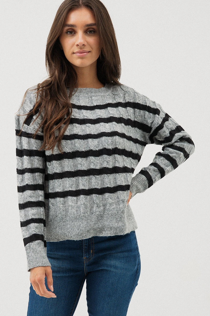 Le Chandail En Tricot Rayé Gris Et Noir 1 Le Chandail En Tricot Rayé Gris Et Noir