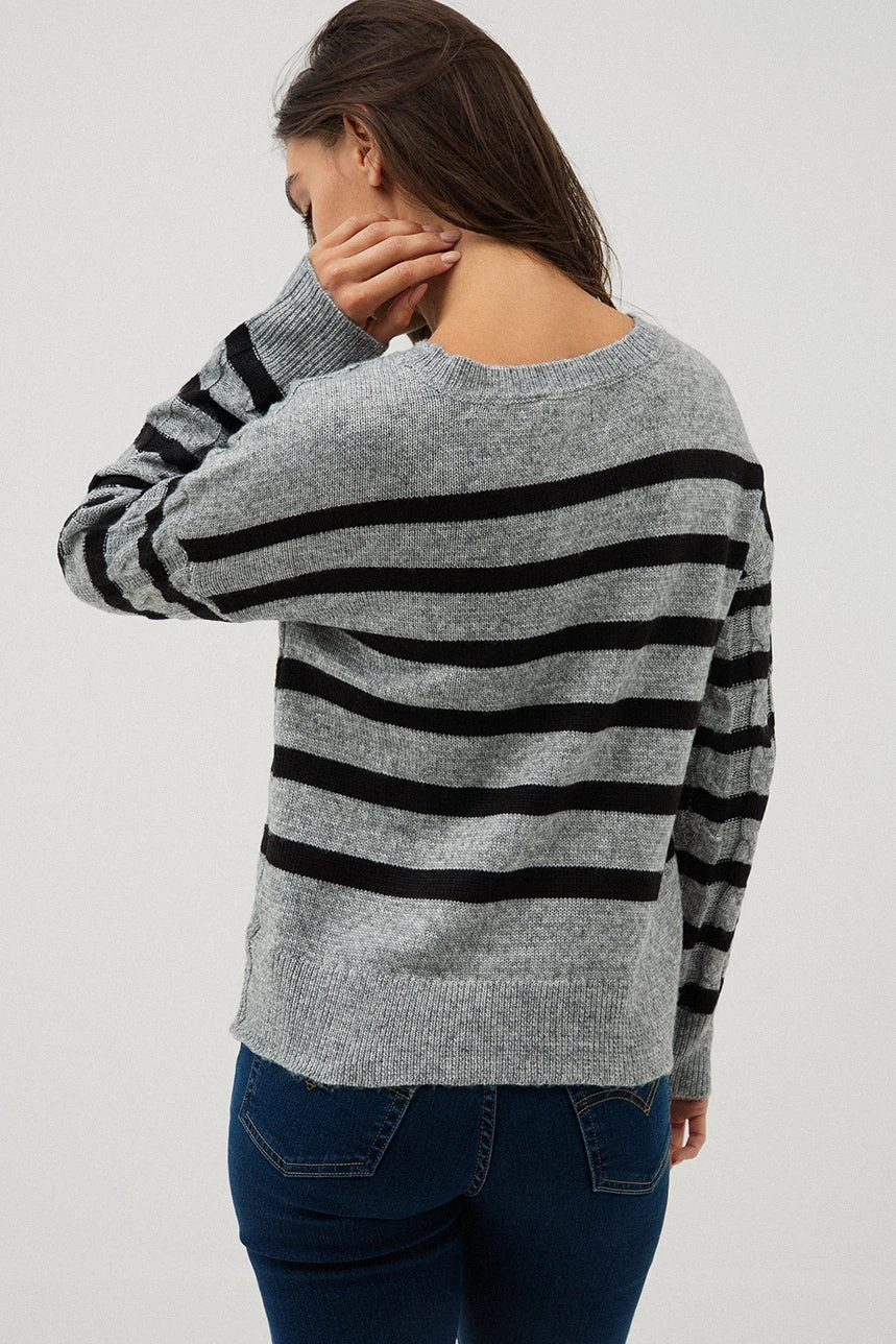 Le Chandail En Tricot Rayé Gris Et Noir 3 Le Chandail En Tricot Rayé Gris Et Noir – Image 3