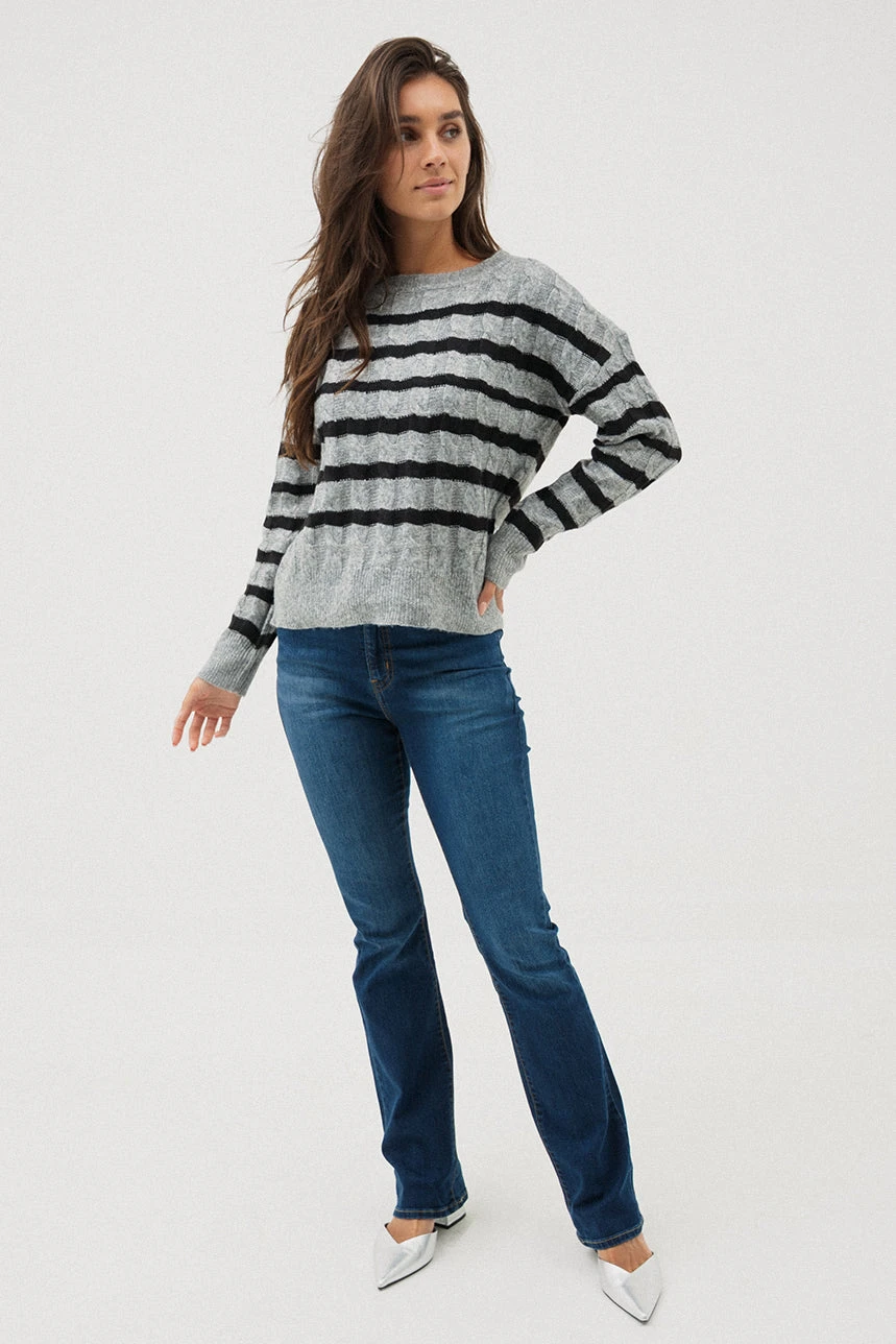 Le Chandail En Tricot Rayé Gris Et Noir 4 Le Chandail En Tricot Rayé Gris Et Noir – Image 4