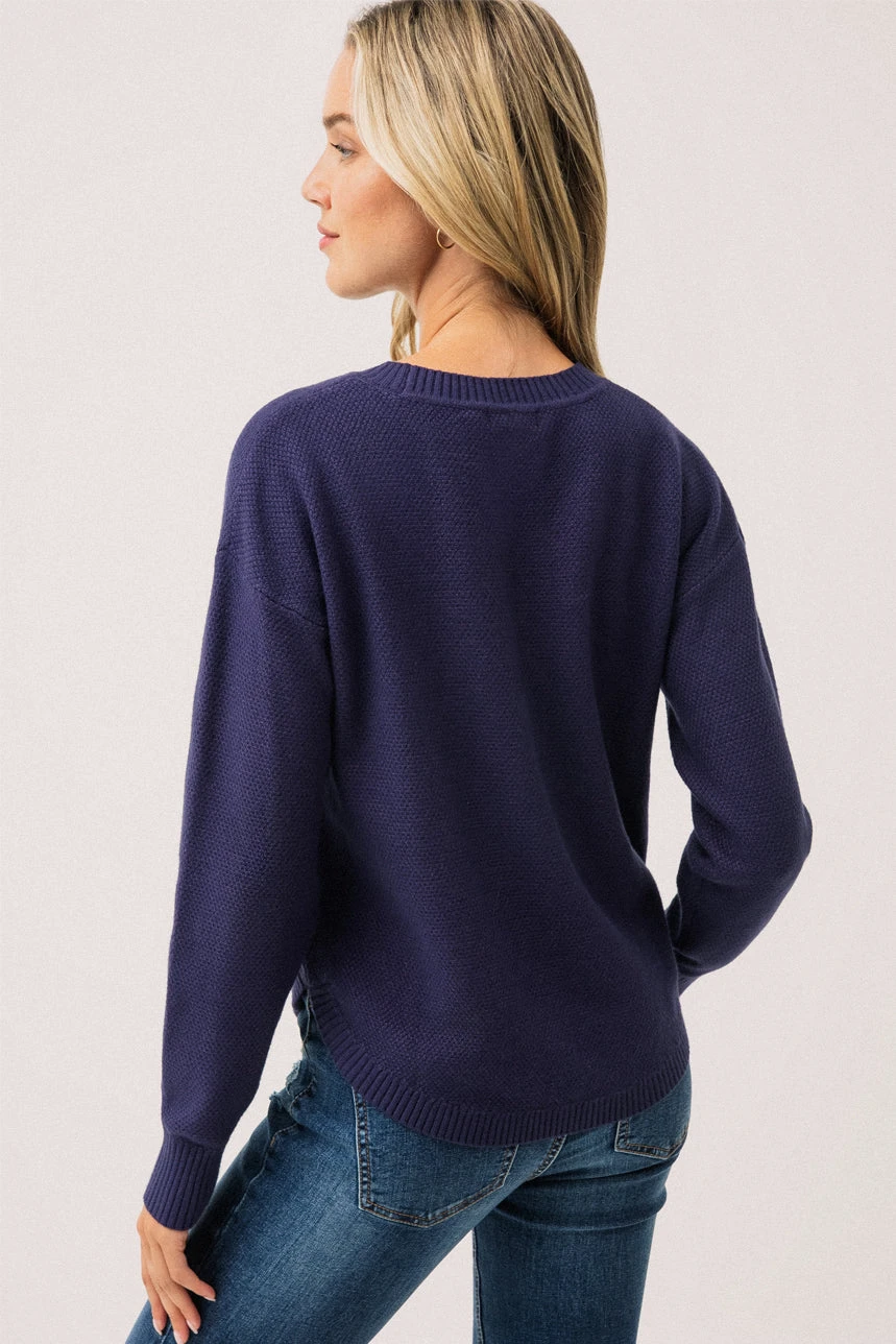 Le Chandail Marine En Tricot Texturé 3 Le Chandail Marine En Tricot Texturé – Image 3