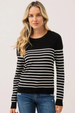 Le Chandail Rayé Noir Et Blanc