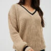 Le Chandail En Tricot Camel Et Noir