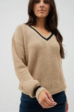 Le Chandail En Tricot Camel Et Noir