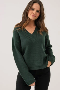 Le Chandail En Tricot Vert Forêt