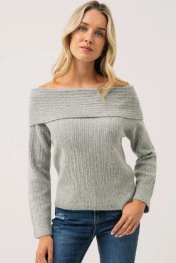 Le Chandail En Tricot Gris Col Bateau