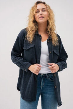 La Surchemise Grise Foncée En Velours Côtelé