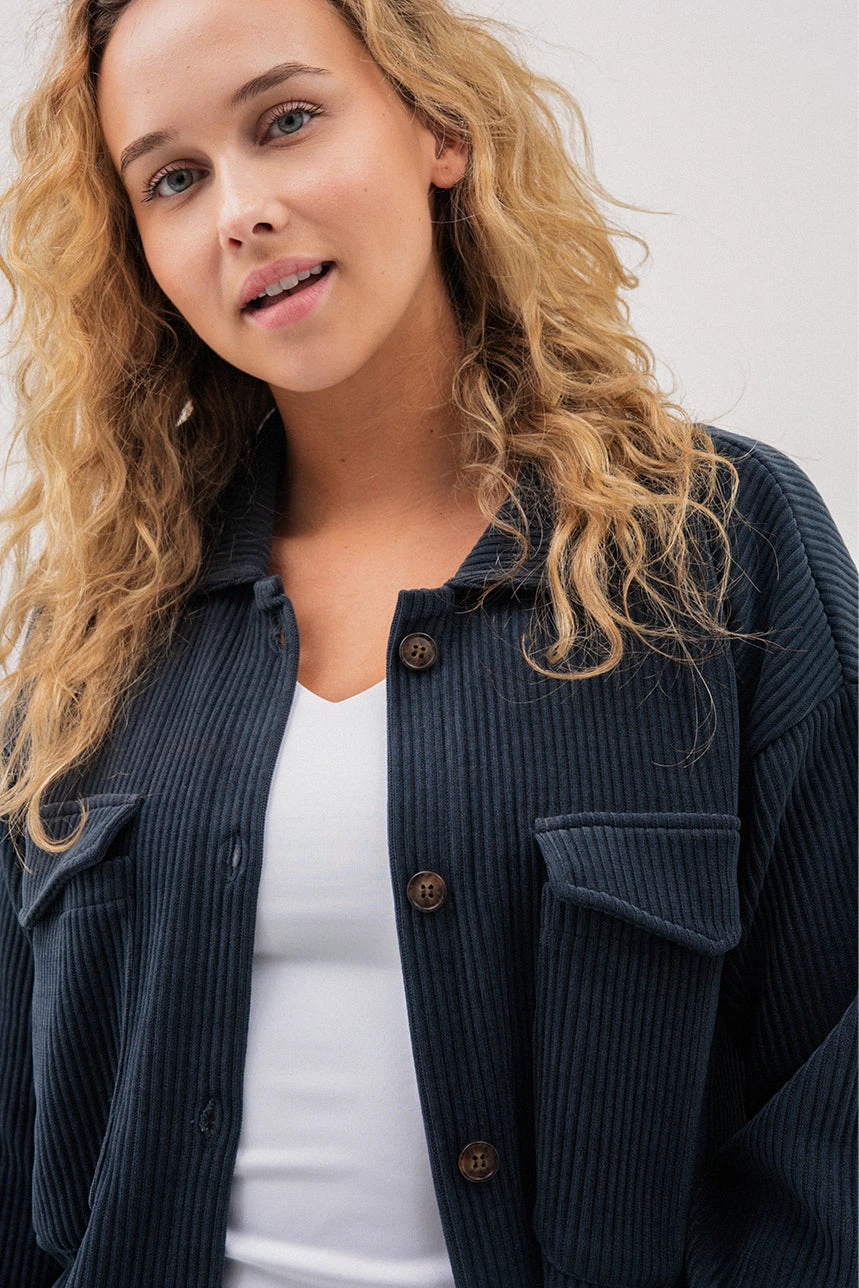 La Surchemise Grise Foncée En Velours Côtelé 3 La Surchemise Grise Foncée En Velours Côtelé – Image 3