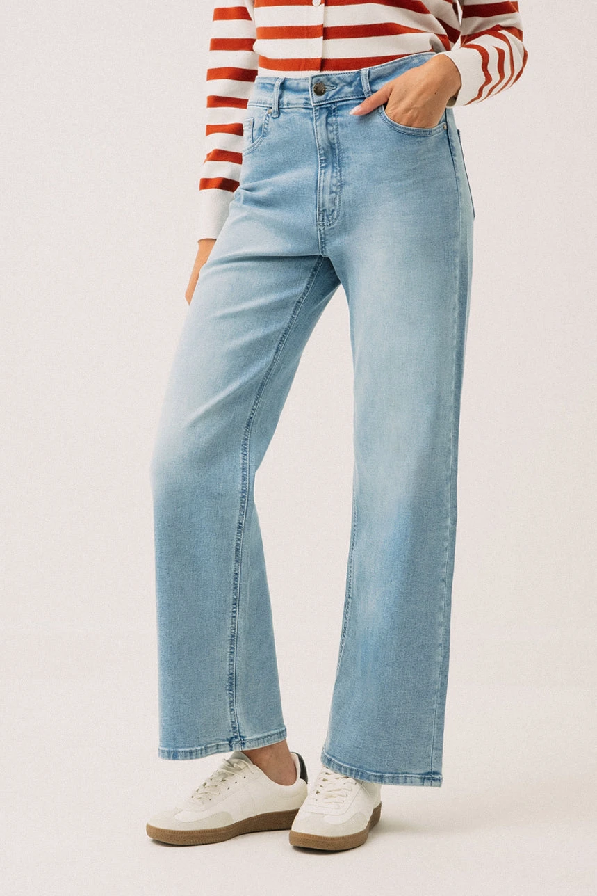 Le Jeans Pâle Jambe Large | Modèle Lily 1 Le Jeans Pâle Jambe Large | Modèle Lily