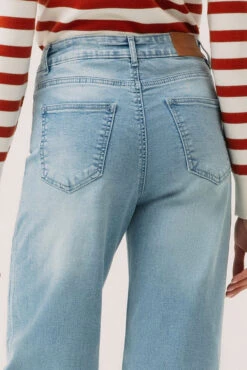 Le Jeans Pâle Jambe Large | Modèle Lily 6 Le Jeans Pâle Jambe Large | Modèle Lily -Mode Femme Homme product 015A16101 235 3 73bcc088 facd 4760 87ea 748ecd8b292e