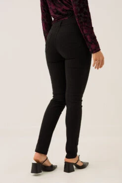 Le Jeans étroit Coloré Sculptant -Mode Femme Homme product 015A16608 172 2