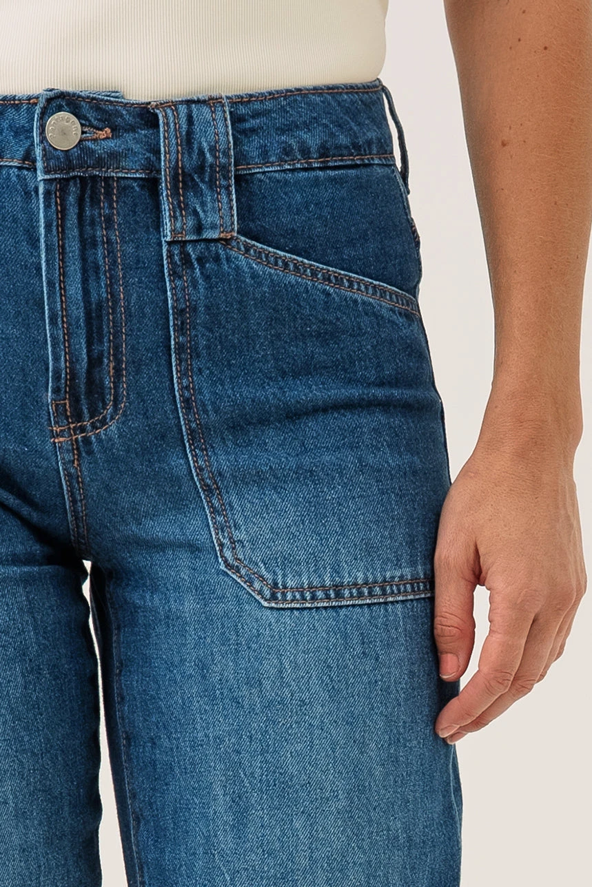 Le Jeans Bleu Avec Poches Appliquées | Modèle Béa 3 Le Jeans Bleu Avec Poches Appliquées | Modèle Béa – Image 3