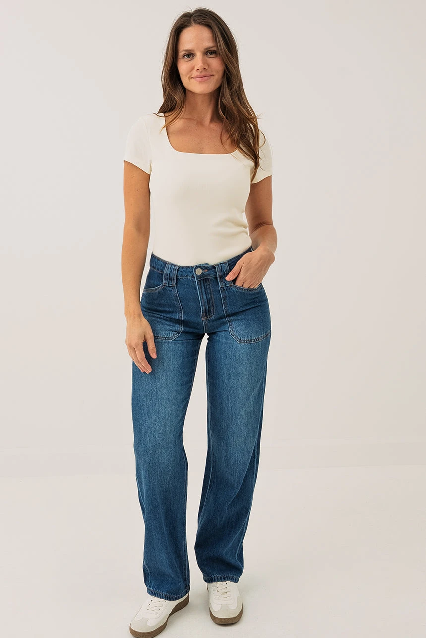 Le Jeans Bleu Avec Poches Appliquées | Modèle Béa 6 Le Jeans Bleu Avec Poches Appliquées | Modèle Béa – Image 6