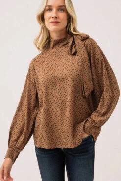 La Blouse Avec Nœud Au Col à L'épaule