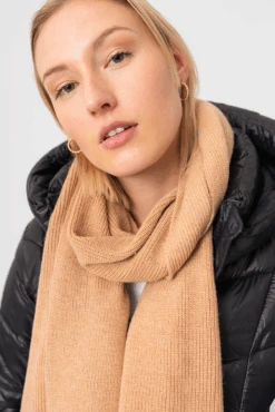 Le Foulard En Tricot Coloré