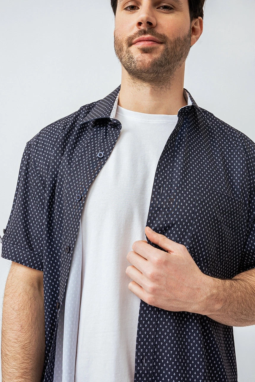 La Chemise Imprimée Ancres De Bateaux 2 La Chemise Imprimée Ancres De Bateaux – Image 2