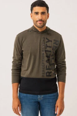 Le Chandail à Capuche Avec Empiècement Au Bas à L’avant Par Projek Raw