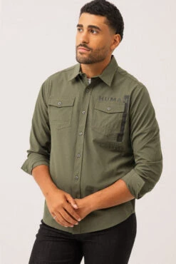 La Chemise Imprimée à L’avant à La Poche Gauche Par Projek Raw