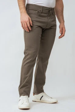 Le Pantalon De Couleur Classique