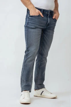 Le Jeans Droit Légèrement Délavé | Modèle Baru -Mode Femme Homme product 146421 235 4 986abea2 f643 4799 a824 3845998ee7a3