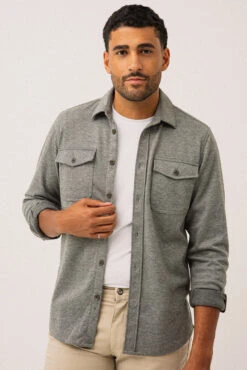 Le Chemise En Tricot Sergé Texture Flanelle Grise