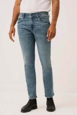 Le Jeans étroit Pâle | Modèle Baru