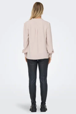 ONLY La Blouse En Crêpe Avec Col En V 17 ONLY La Blouse En Crêpe Avec Col En V -Mode Femme Homme product 15284309 13 4