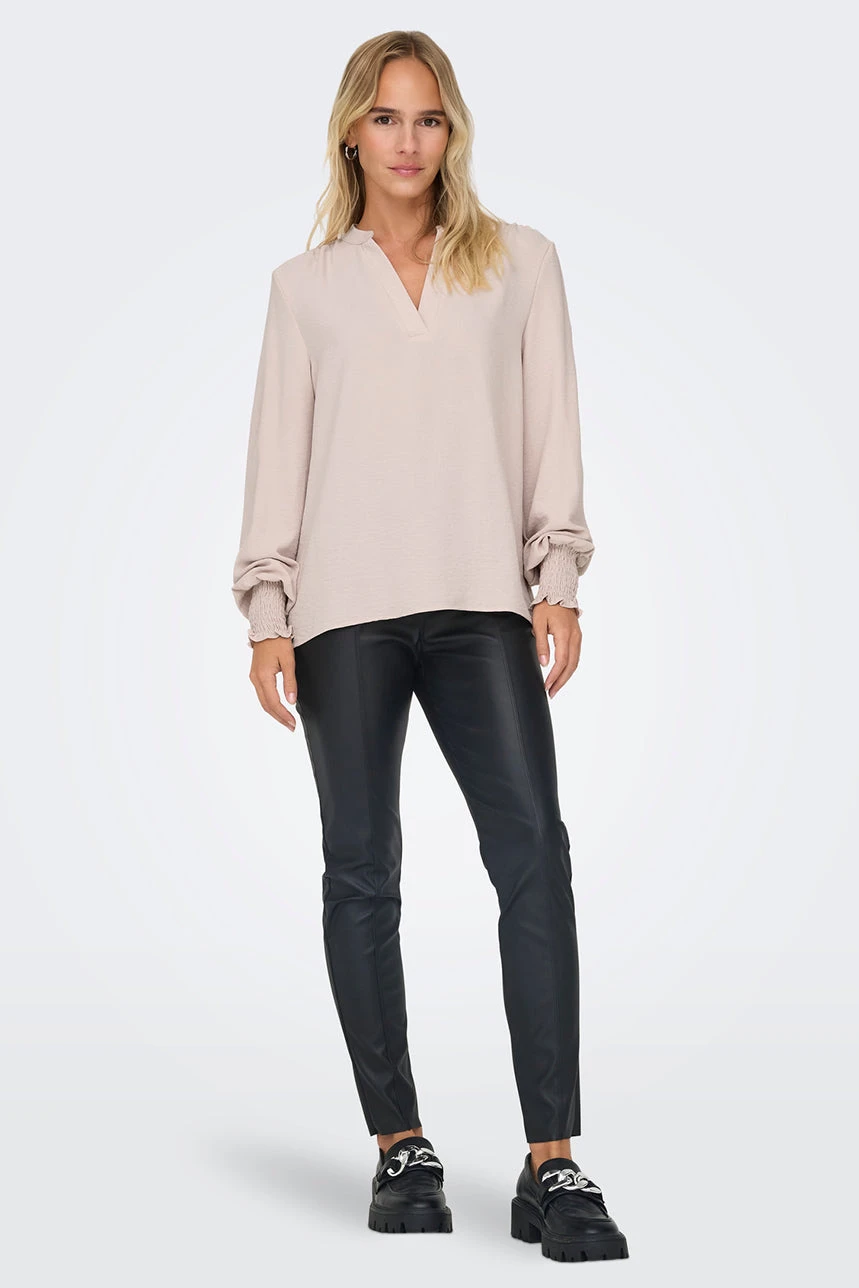 ONLY La Blouse En Crêpe Avec Col En V 4 ONLY La Blouse En Crêpe Avec Col En V – Image 4