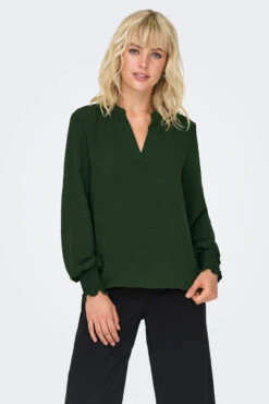 ONLY La Blouse En Crêpe Avec Col En V 18 ONLY La Blouse En Crêpe Avec Col En V -Mode Femme Homme product 15284309 253