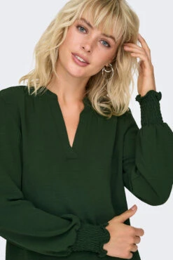 ONLY La Blouse En Crêpe Avec Col En V 19 ONLY La Blouse En Crêpe Avec Col En V -Mode Femme Homme product 15284309 253 2