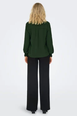 ONLY La Blouse En Crêpe Avec Col En V 20 ONLY La Blouse En Crêpe Avec Col En V -Mode Femme Homme product 15284309 253 3