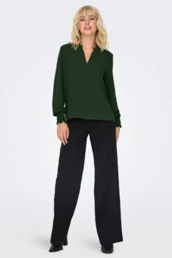 ONLY La Blouse En Crêpe Avec Col En V 22 ONLY La Blouse En Crêpe Avec Col En V -Mode Femme Homme product 15284309 253 5