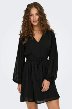 ONLY La Robe En Crêpe Noir Avec Manches Plissées Soleil