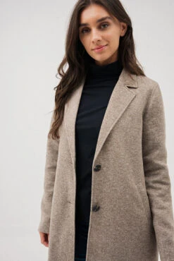 Le Manteau En Tissu Léger Moucheté Par ONLY