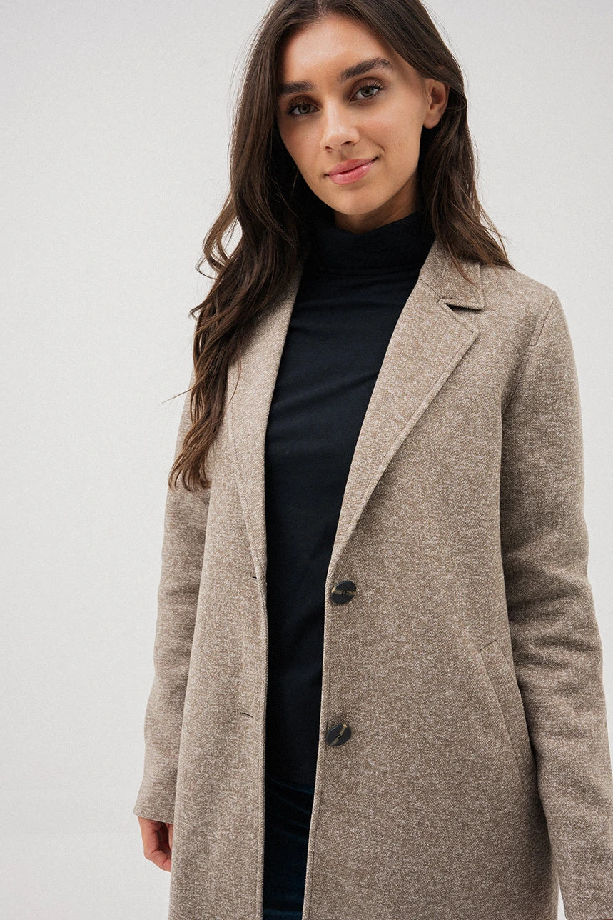 Le Manteau En Tissu Léger Moucheté Par ONLY 1 Le Manteau En Tissu Léger Moucheté Par ONLY